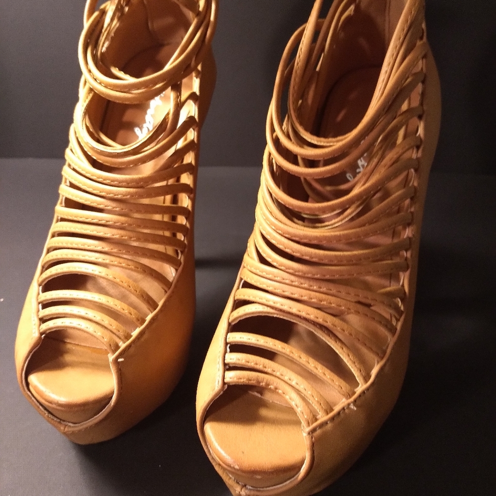 Tan string heels - Picture 3 of 5